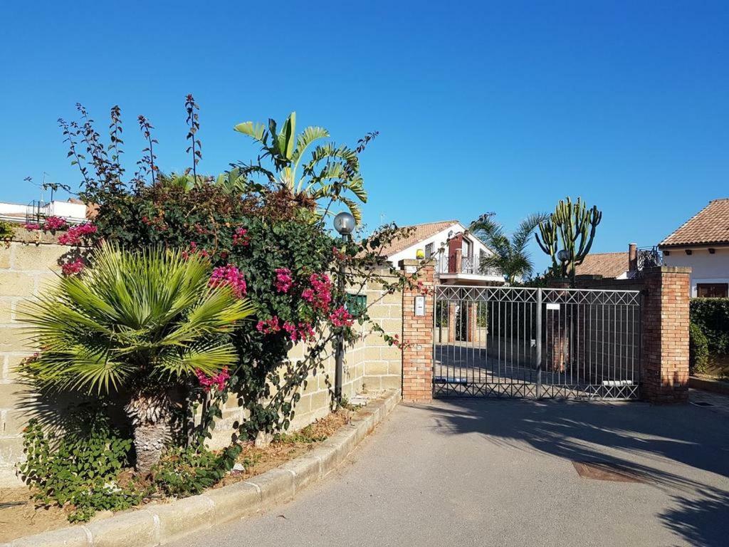 Mansarda Camelie Via Dei Normanni, 45 Villa Campofelice Di Roccella Exterior photo